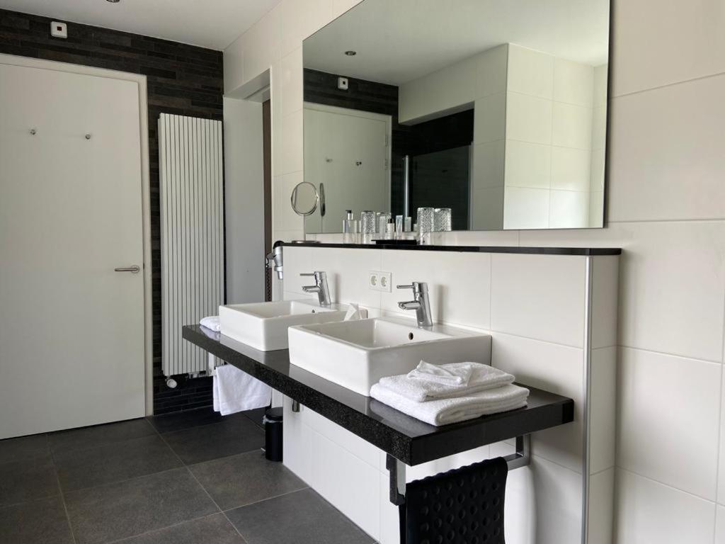Landhotel De Ijsvogel Sint Nicolaasga Ngoại thất bức ảnh